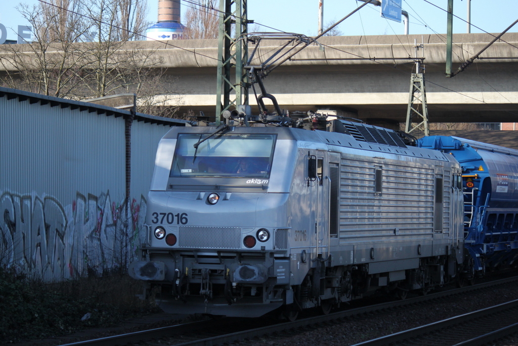 Mit neuen Dngermittel-Wagen war das Akiem-Frettchen von Hamburg-Waltershof kommend durch Hamburg-Harburg gen Sden unterwegs.17.01.2015