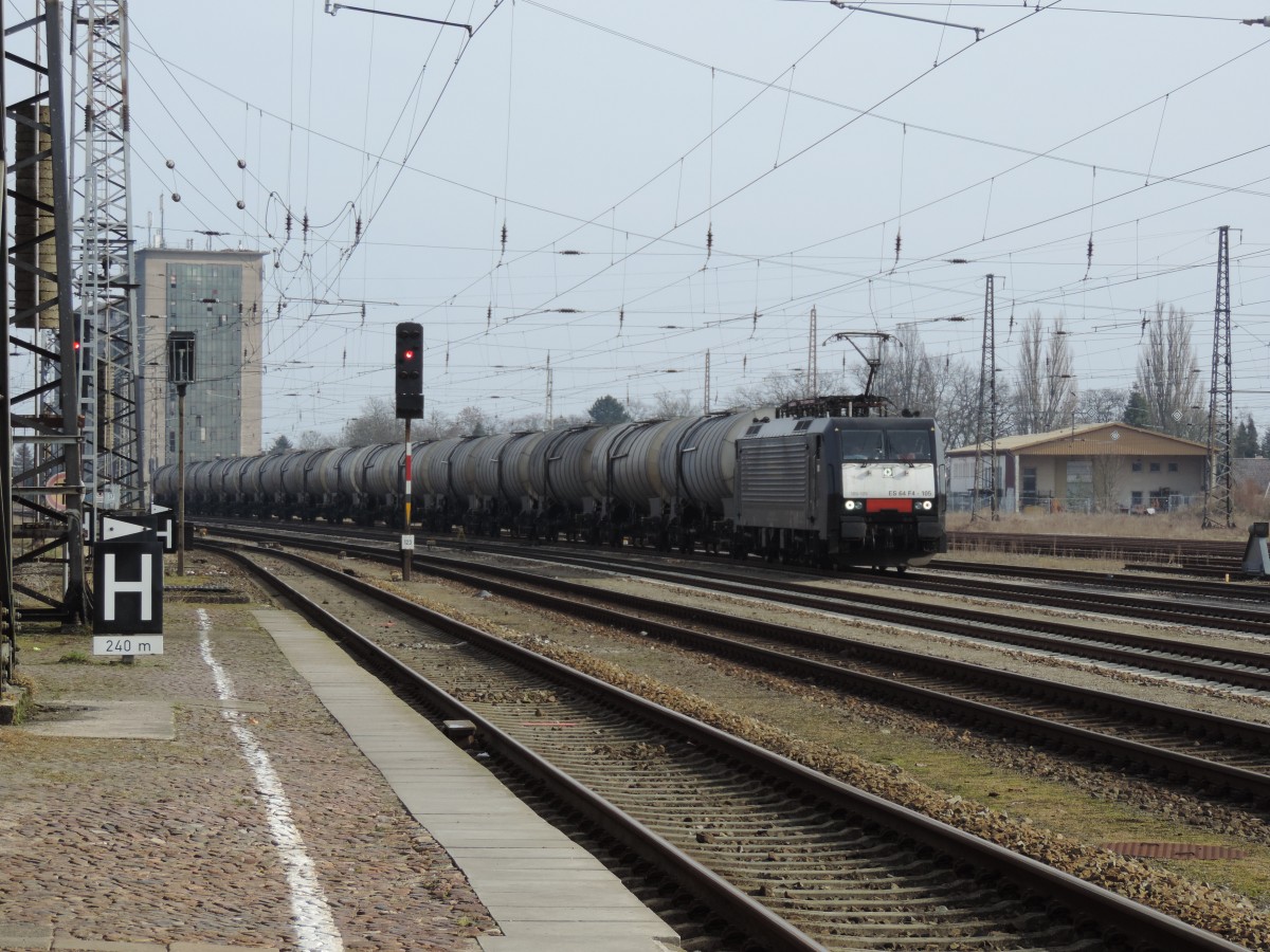 MRCE 189er mit Kesselzug bei der Einfahrt im Bahnhof Bad Kleinen.27.02.2016