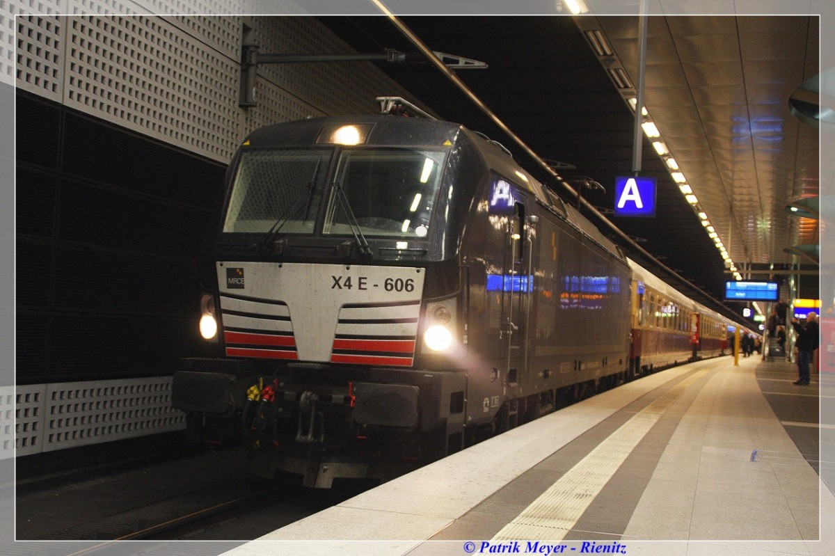 MRCE X4E-606 ( 193 606 ) mit Sonderzug nach Erfurt am 17.10.2015 in Berlin Hbf (tief)