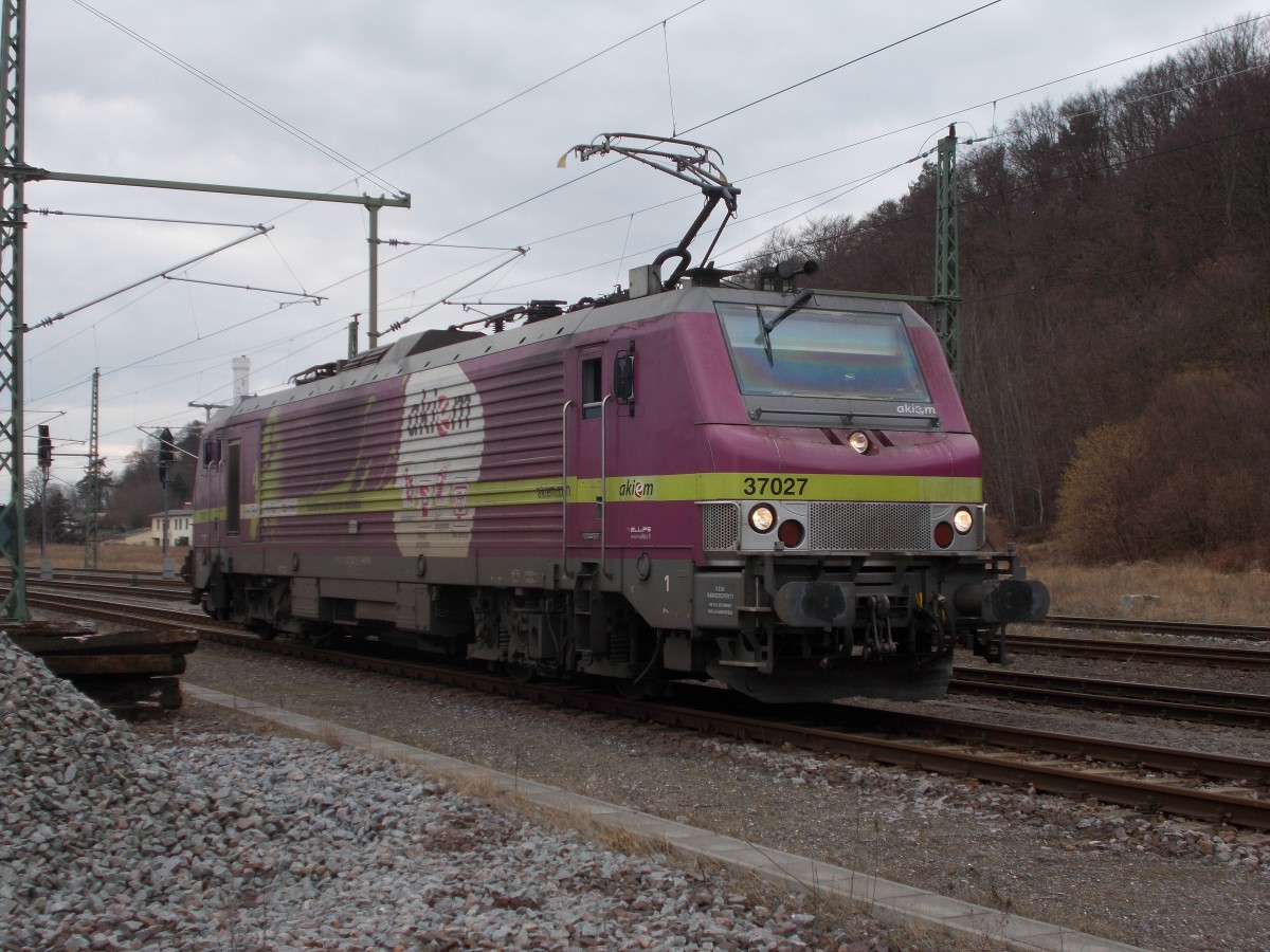 Mukran hieß das Ziel für die Akiem 37027,am 21.Februar 2015,doch erst einmal hieß es in Lietzow warten.