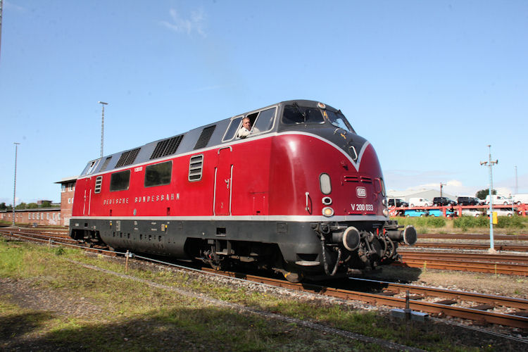 
Nach der Abstellung des Wagenparks fuhr die V200 033 zur Tankstelle zum Tanken am 02.09.2017 im Bahnhof Cuxhaven.