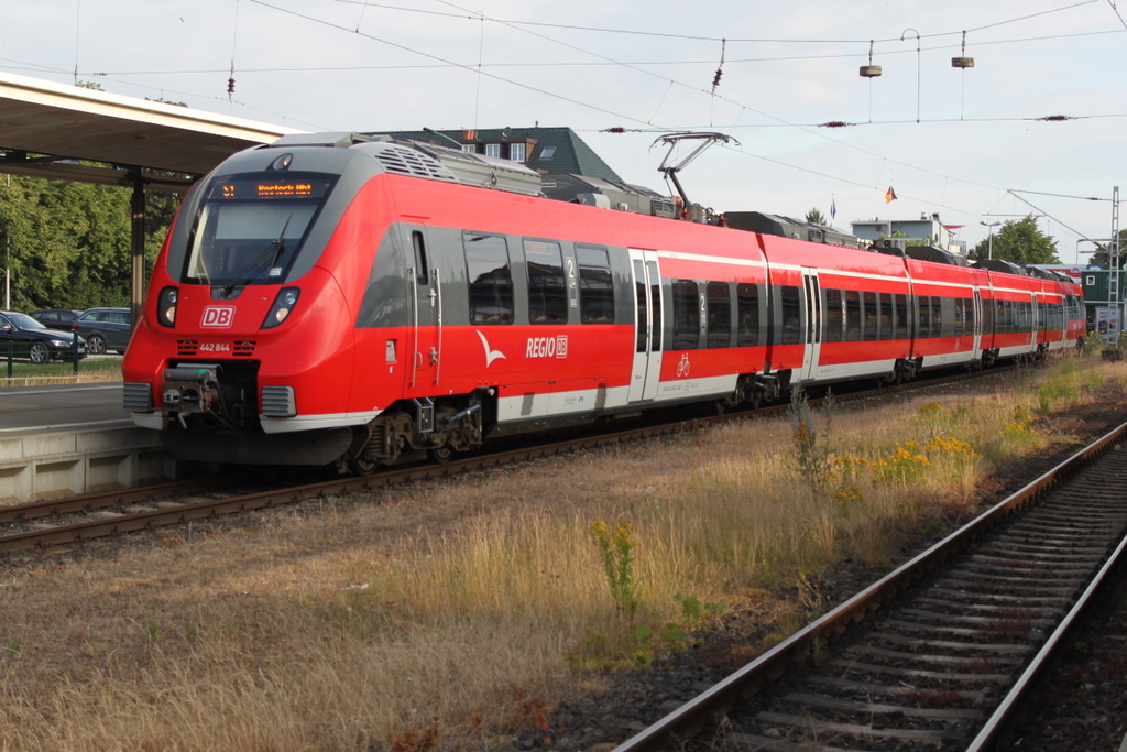 Nach dem das Kreuzfahrt-Schiff MS Koningsdam im Kasten war,wurde später noch 442 844 als S1(Warnemünde-Rostock)im Bahnhof Warnemünde fotografiert.22.06.2016