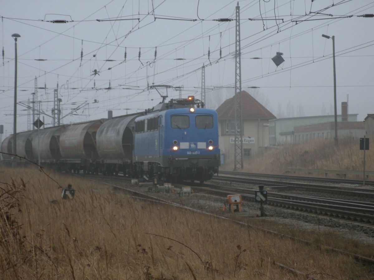 Nachdem der RE den Block wieder frei gemacht hatte,konnte die PRESS 140 037-1,am 02.März 2014,aus Bergen/Rügen ausfahren.