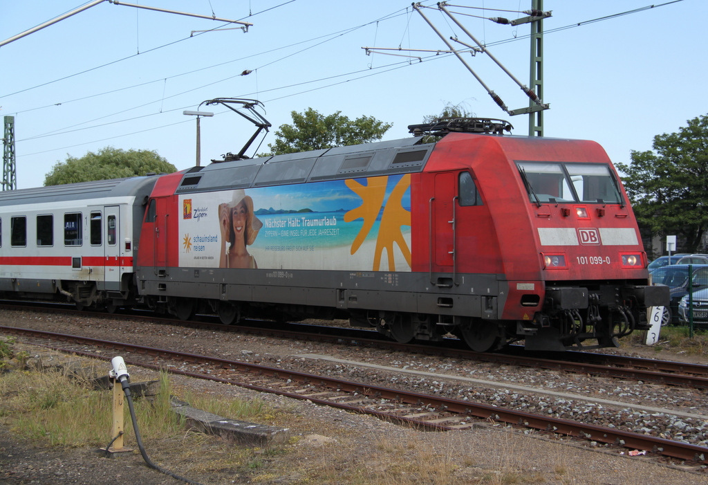 Nchster Halt:Traumurlaub 101 099-0 mit IC 2185 von Warnemnde nach Leipzig Hbf stand am Mittag des 26.06.2016 in Warnemnde.