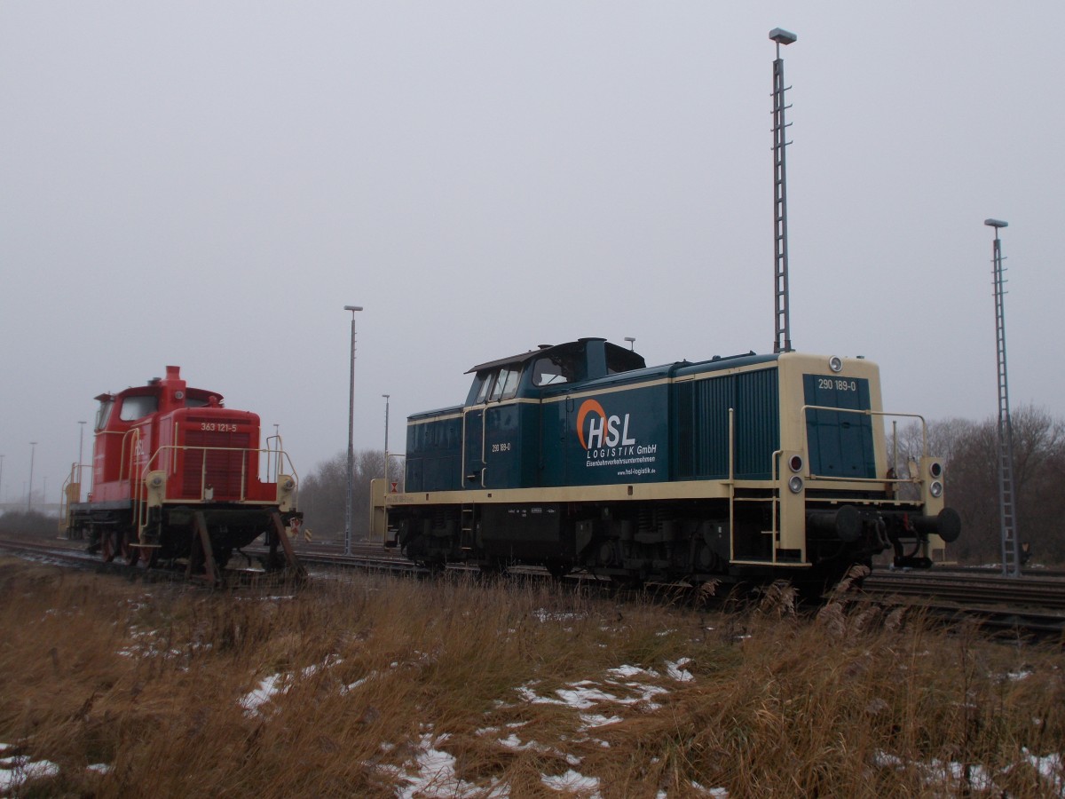 Neben der Strae befindet sich der Abstellplatz im Rostocker llager fr die beiden HSL Lok`s 363 121-5 und 290 189-0.Aufnahme am 24.Januar 2016.