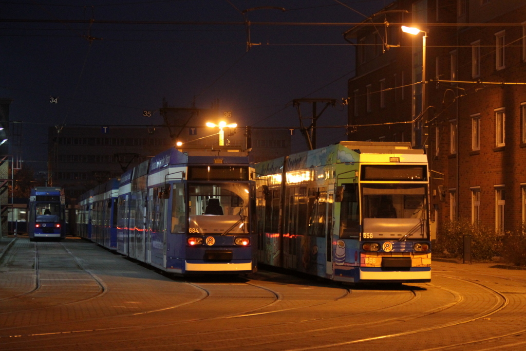 NGT6-Wagen standen am 30.11.2014 gegen 07.25 Uhr noch auf dem Betriebshof der Rostocker Straenbahn AG rum.