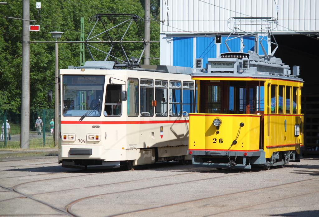 noch bevor die Menschenmaßen kamen konnte ich in Ruhe Tatra T6A2(704)und Wagen 26 vor dem Depot 12 in Rostock-Marienehe fotografieren.26.05.2018