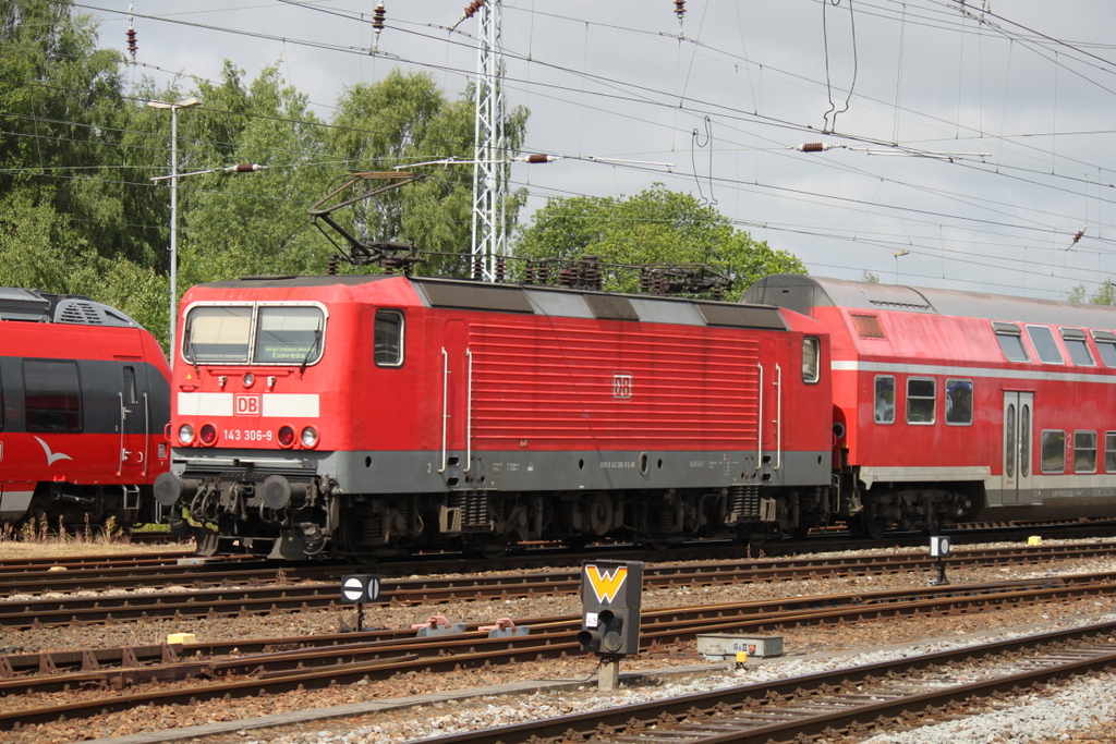 Noch bis zum 01.11.2015 verkehrt der RE 18590 von Berlin Hbf(tief)nach Warnemnde via Rostock Hbf wie es dann im Fahrplanjahr 2016 aussieht ist noch nicht entschieden.20.06.2015