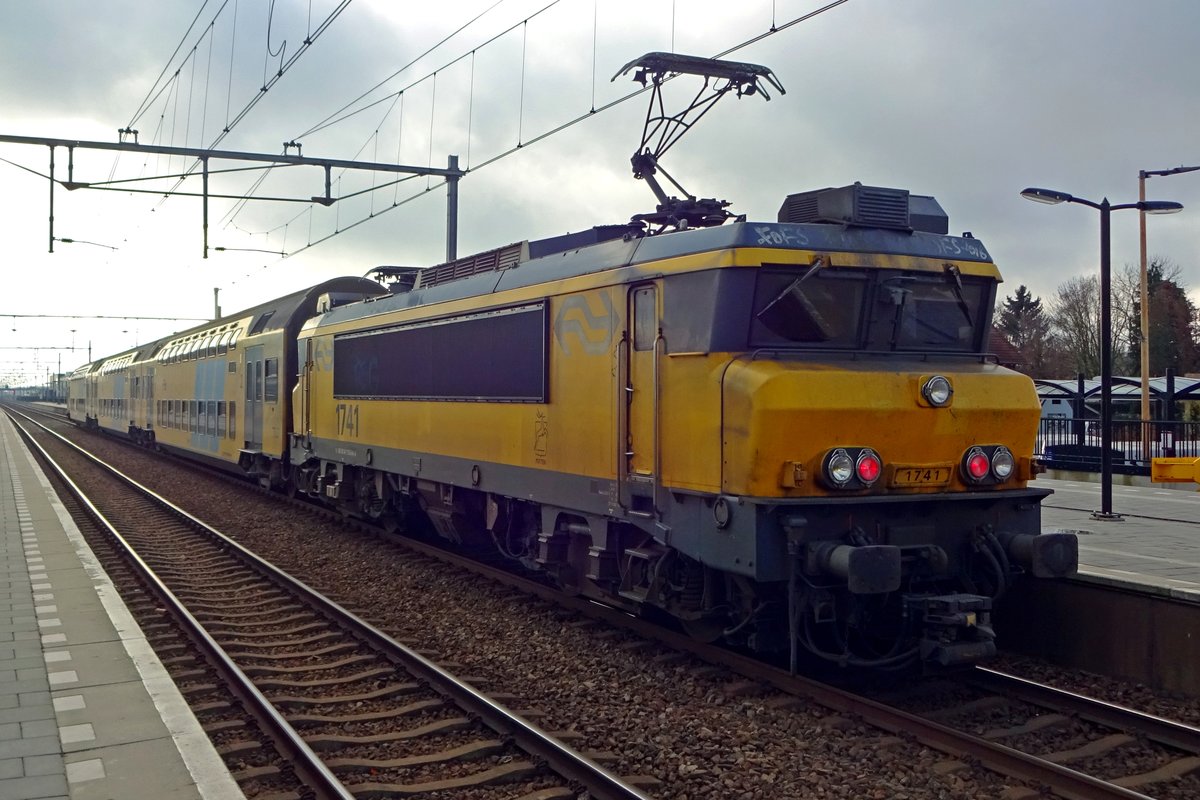 NS 1741 mit DDAR steht in Elst am 12 Dezember 2019. Die DD-AR mit 1700er prägten für 35 Jahre der Regionalverkehr in die Niederlánde; eine Ära endete am 14 dezember 2019; zwei Tage nach dieser Schüss.