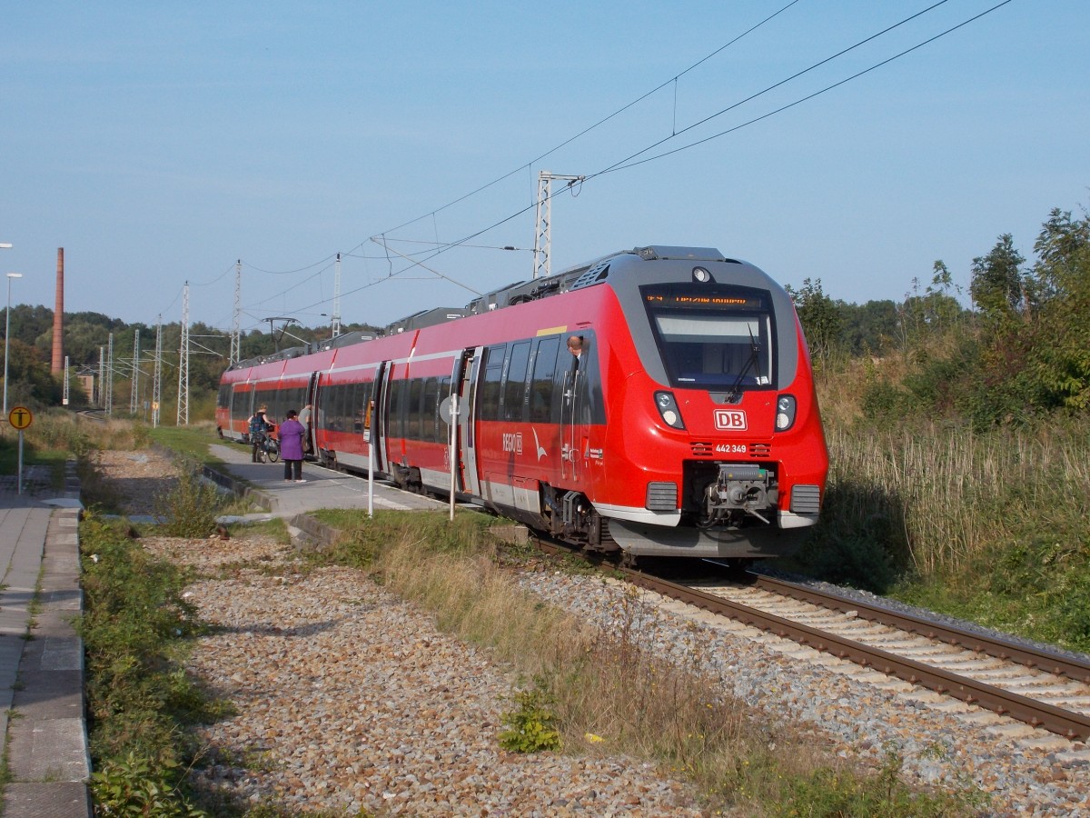 Nur zwischen Sassnitz und Lietzow pendelte 442 349,am 05.September 2014,beim Halt in Sagard.