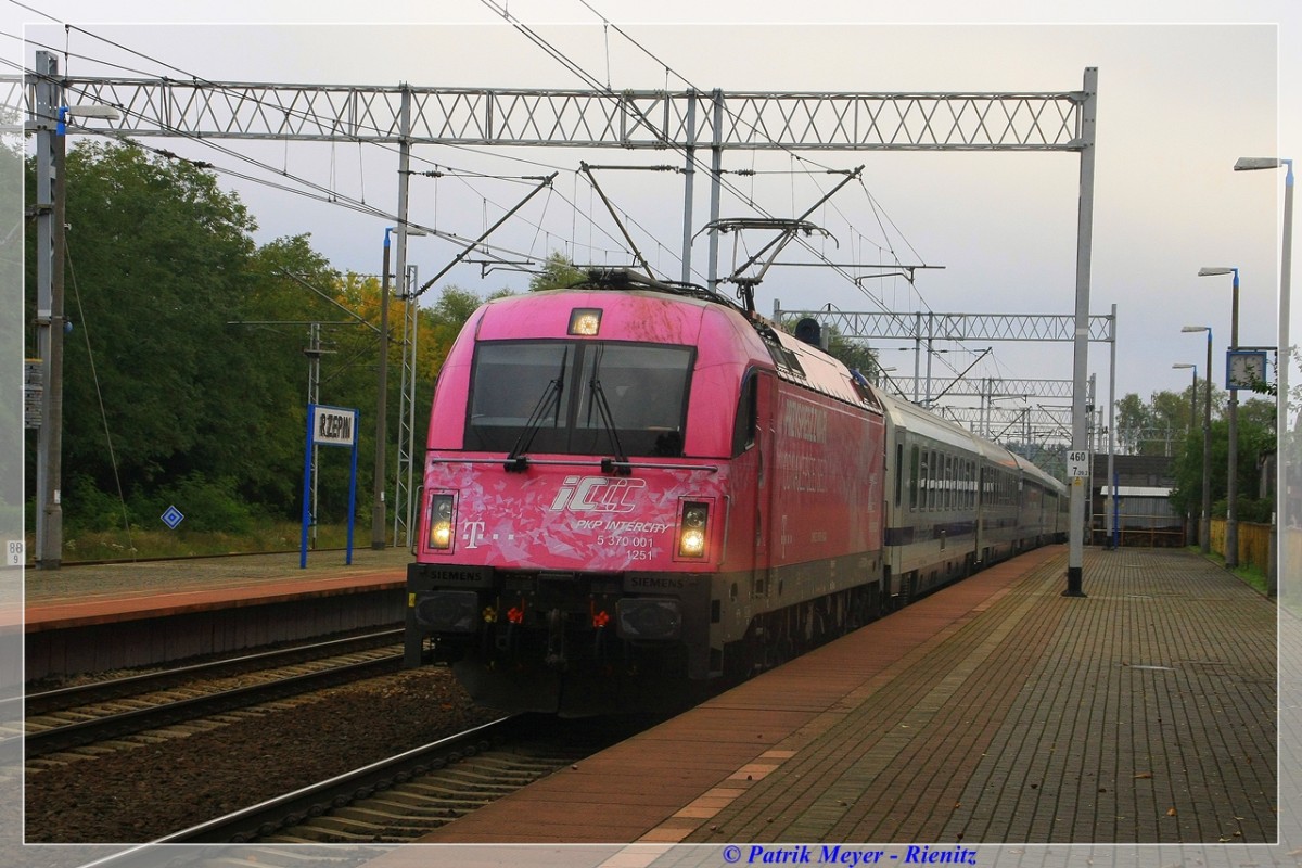 PKP 5 370 001 mit Berlin-Warszawa-Express in Rzepin auf dem Weg nach Berlin am 17.10.2015
