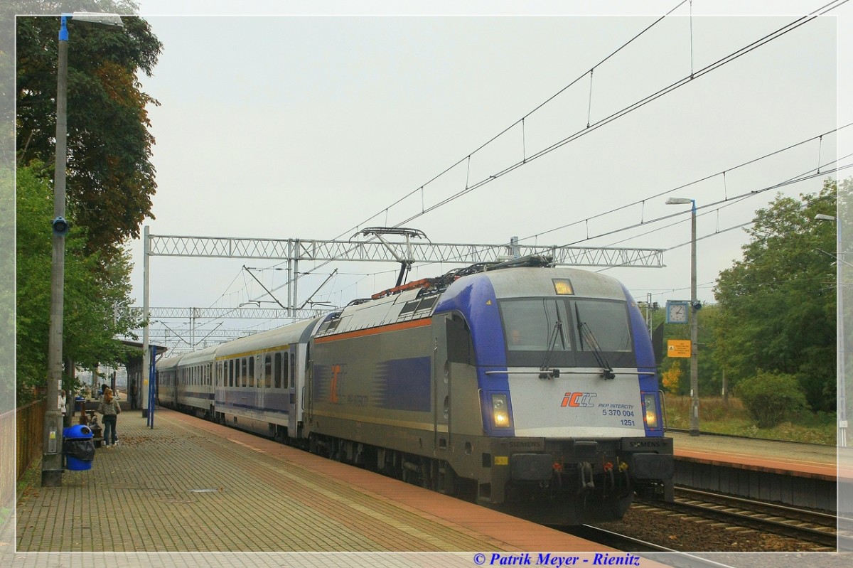PKP 5 370 004 mit Berlin-Warszawa-Express in Rzepin auf dem Weg nach Warszawa am 17.10.2015