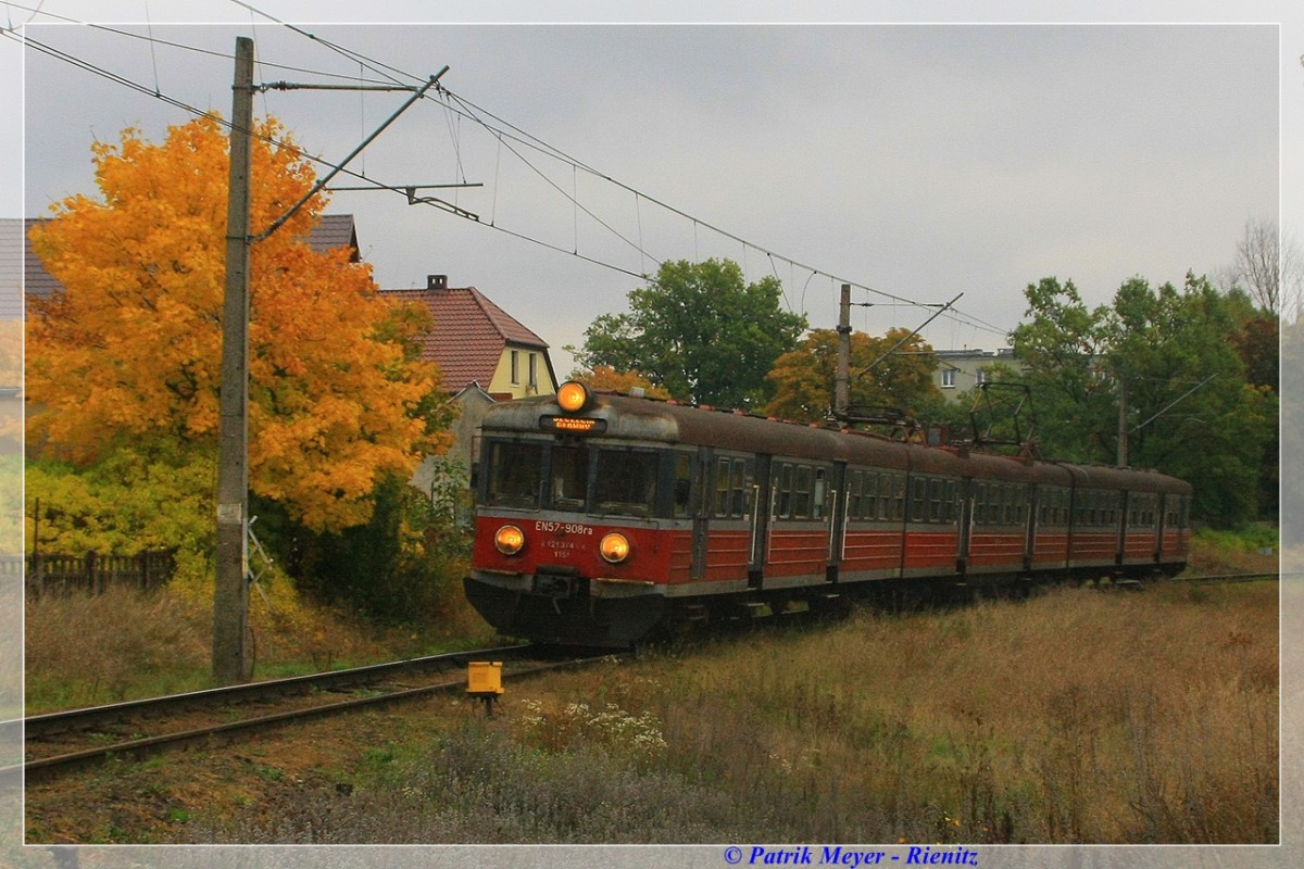 PKP EN57 - 908 bei Einfahrt in Rzepin am 17.10.2015