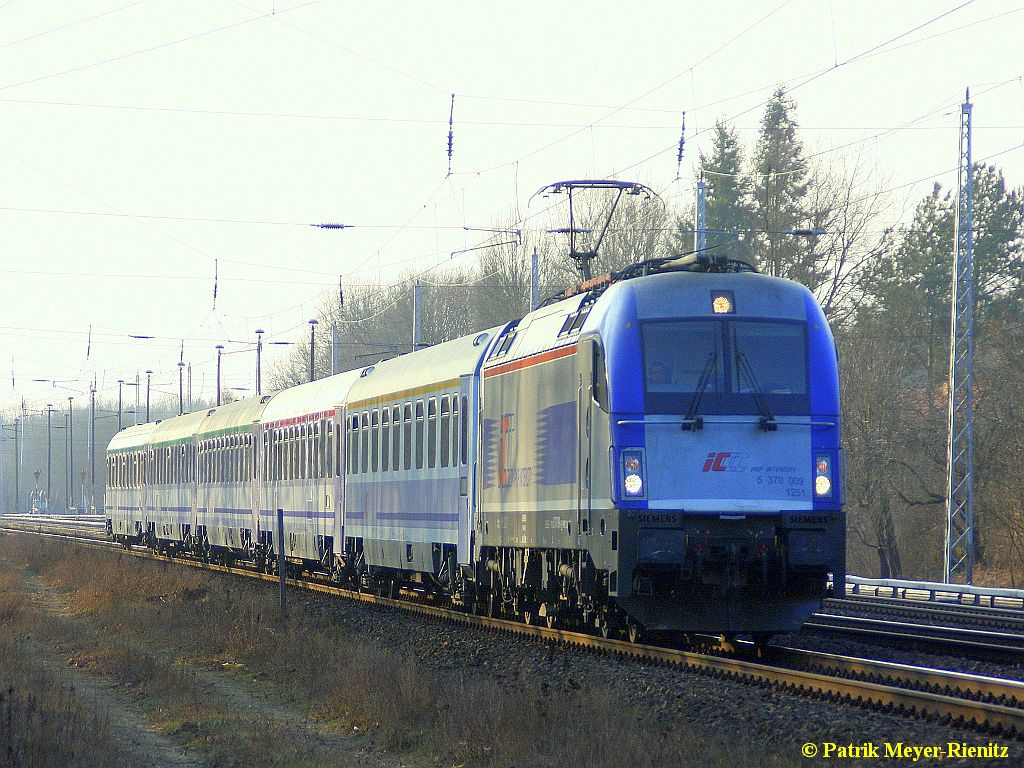 PKP InterCity 5 370 009 mit EC 55 in Berlin-Friedrichshagen 
auf dem Weg nach Warszawa Wschodnia am 20.02.2015