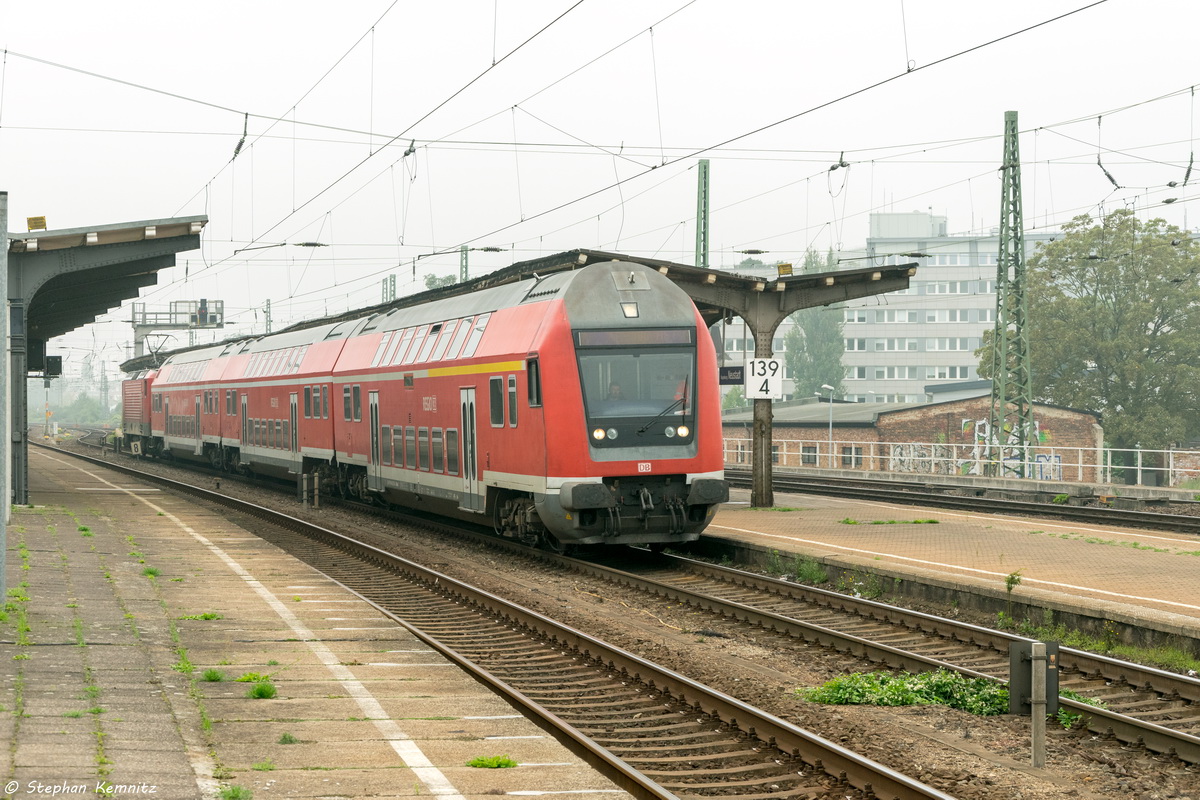 RB42 (RB 17709) von Magdeburg Hbf nach Dessau Hbf in Magdeburg-Neustadt und geschoben hatte die 143 816-7. 12.09.2015