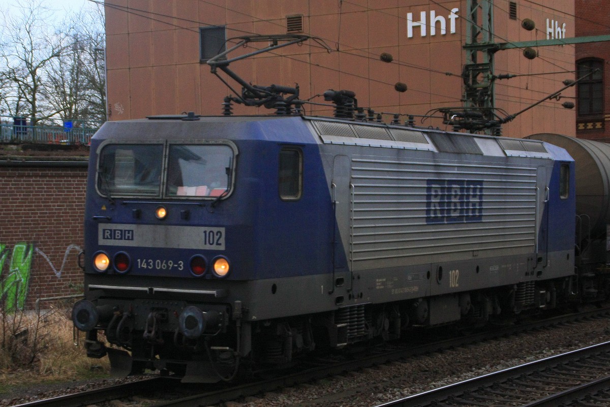 RBH 102 Lokportrait mit Kesselwagenzug am 10.01.2015 in Hamburg-Harburg 
auf dem Weg nach Süden