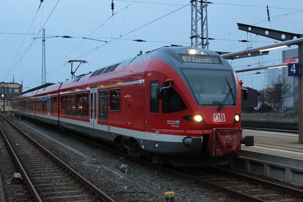 RE 13005(Rostock-Sassnitz)kurz vor der Ausfahrt im Rostocker Hbf.05.03.2016