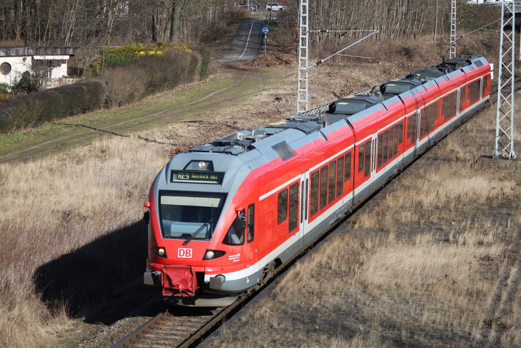 RE 13008 von Sassnitz nach Rostock Hbf bei der Durchfahrt im Haltepunkt Rostock-Kassebohm.24.02.2017