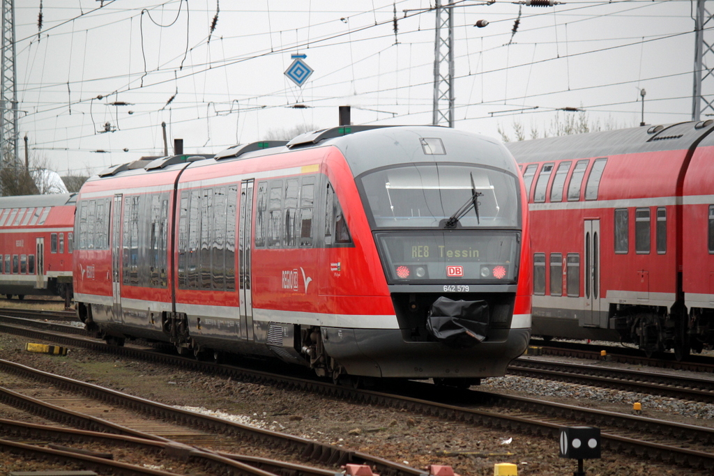 RE 13123 von Wismar nach Tessin bei der Ausfahrt im Rostocker Hbf.28.03.2014