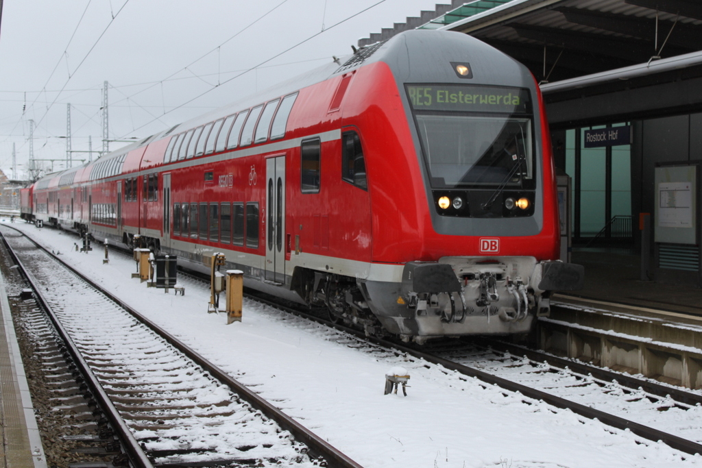 RE 4359(Rostock-Elsterwerda)kurz vor der Ausfahrt im Rostocker Hbf.17.01.2016