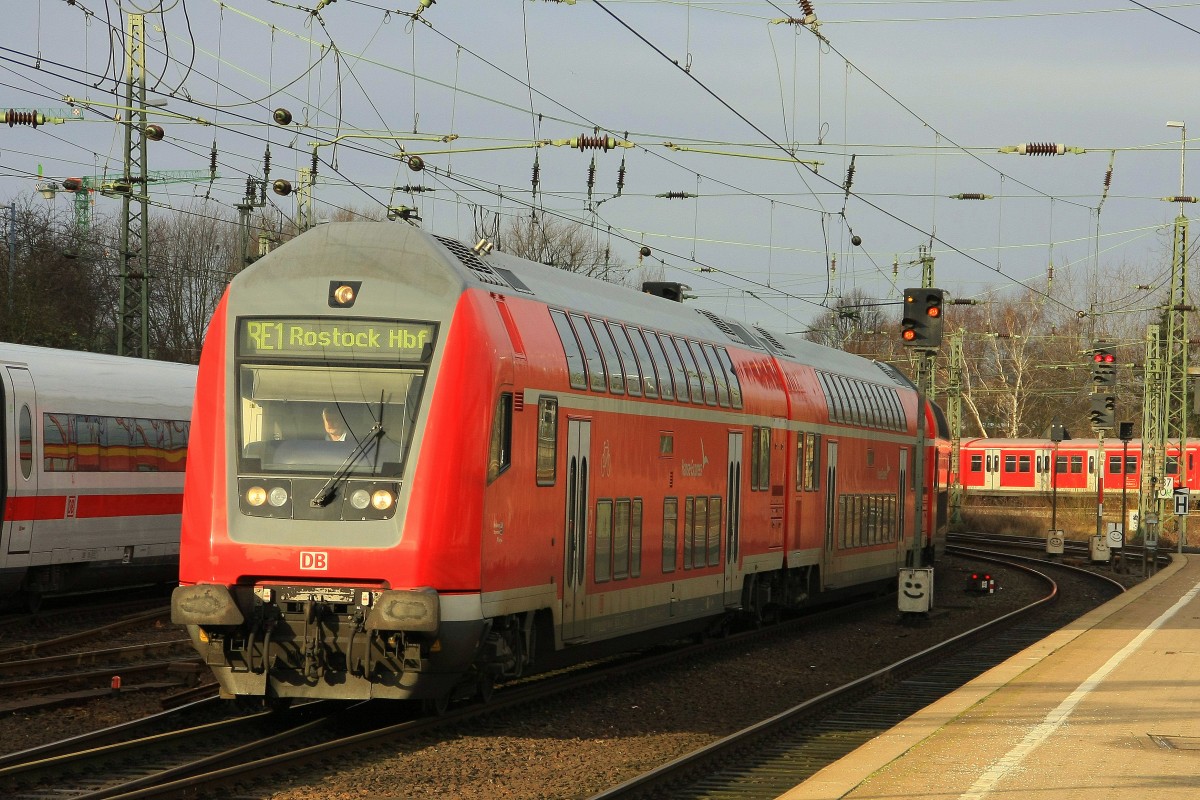 RE1 nach Rostock Hbf bei der Bereitstellung in Hamburg Hbf am 25.12.2014