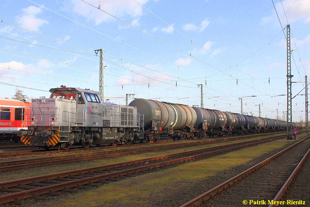 RHC DH 706 mit Kesselwagenzug am 11.03.2015 im Bbf. Hamburg-Harburg