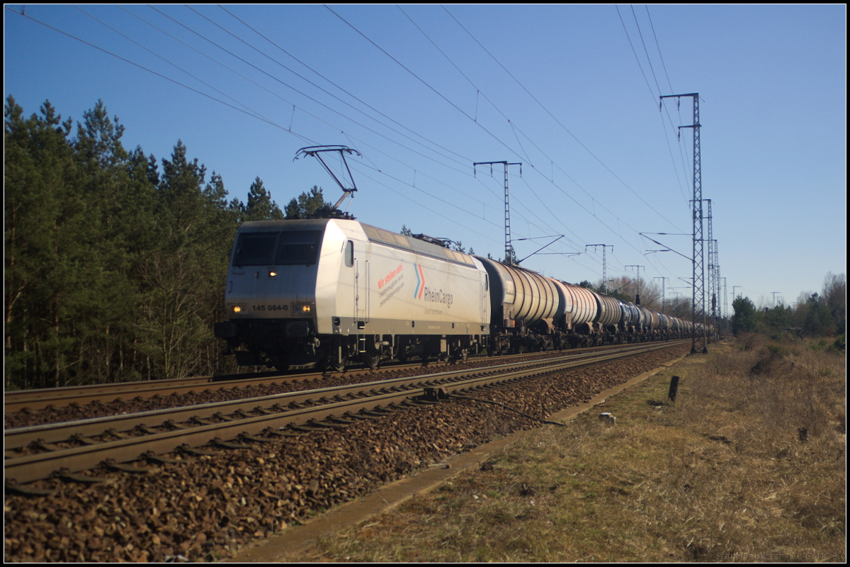 RheinCargo 145 084-0 fuhr mit einem Kesselwagen-Zug, der Benzin geladen hatte, am 06.04.2018 durch die Breliner Wuhlheide.