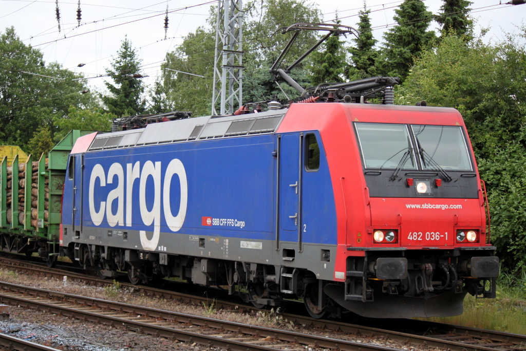 SBB-Cargo 482 036-1 mit Holzzug von Rostock-Bramow nach Stendal-Niedergrne bei der Ausfahrt im Bahnhof Rostock-Bramow.29.05.2014