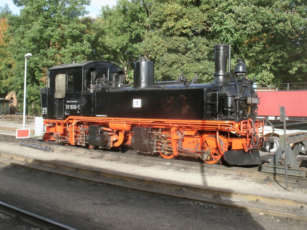 Sie wird im Oktober fr ein paar Tage beim Rasenden Roland im Einsatz sein:die IV-K 99 1608-1 die,am 01.Oktober 2013,in der Putbuser Herbstsonne stand.