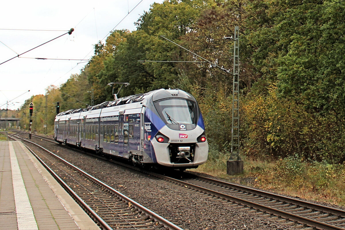 SNCF 85501M (Alstom Regiolis /  Ein Zug verbindet Frankreich und Deutschland ) machte am 07.11.2022 Testfahrten zwischen Rotenburg (Wümme) und oder Tostedt / Buchholz (Nordheide). Gesehen in Lauenbrück bei nicht so schönen Licht.