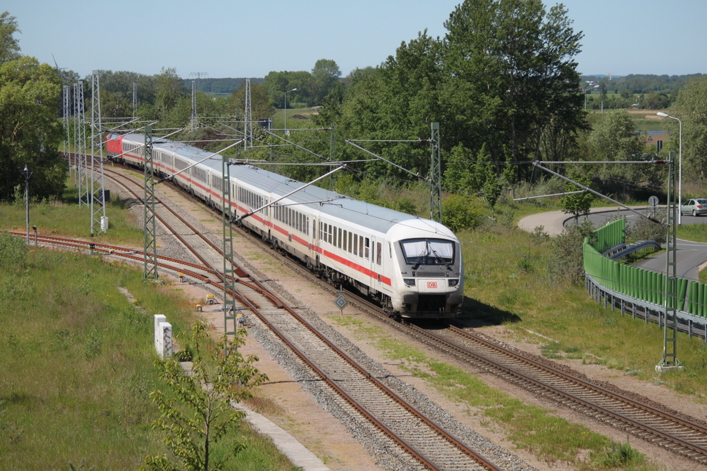 Steuerwagen(Bimmdzf)als IC 2301 von Warnemünde nach München Hbf bei der Ausfahrt in Warnemünde-Werft.27.05.2017 