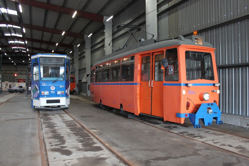 Tatra T6A2(701)und LOWA-Wagen 554 waren in der Wagenhalle des Depot 12 in Rostock-Marienehe abgestellt.17.09.2016