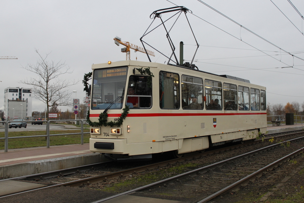 Tatra T6A2(704)stand am 26.11.2016 in der Haltestelle Rostock-Stadthafen.26.11.2016 
