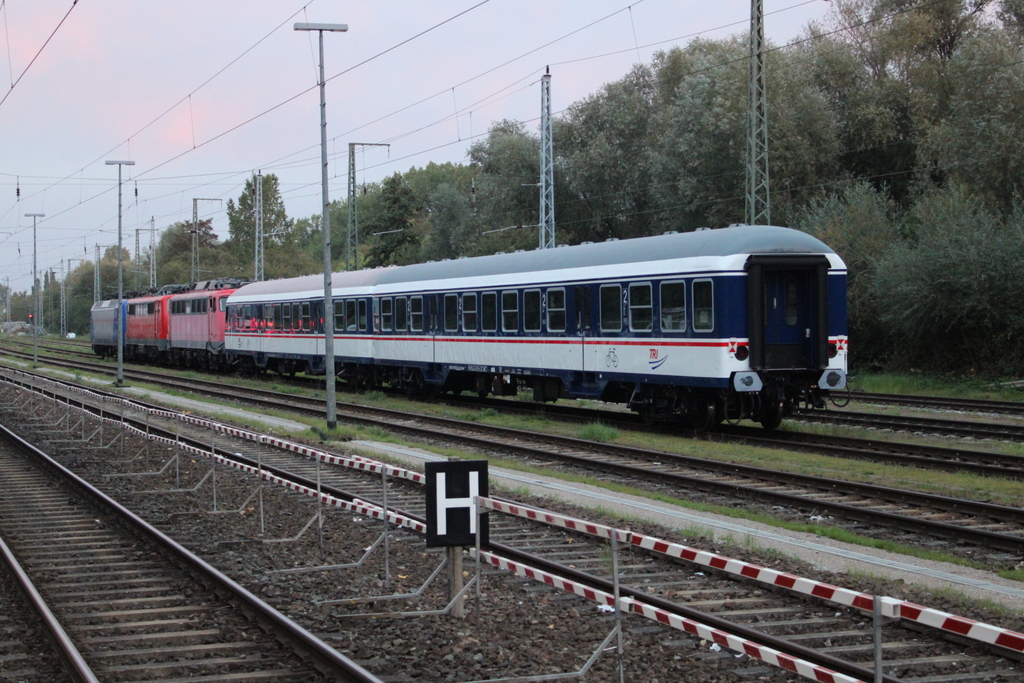 TRI-Überführung mit 111er und 115 448 von Dessau nach Mukran stand am Morgen des 03.10.2023 in Rostock-Bramow.