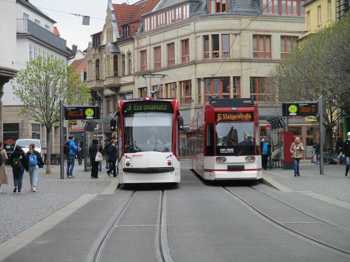 Tw 645 und 606,am 26.April 2022,an der Haltestelle Rathaus,in Erfurt.