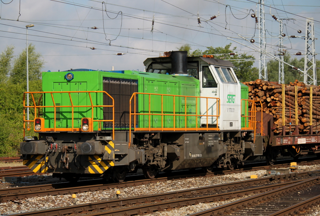 V 1700.01(277 101-2)SETG mit Holzzug von Rostock-Bramow nach Stendal-Niedergrne bei der Durchfahrt im Rostocker Hbf.06.07.2014
