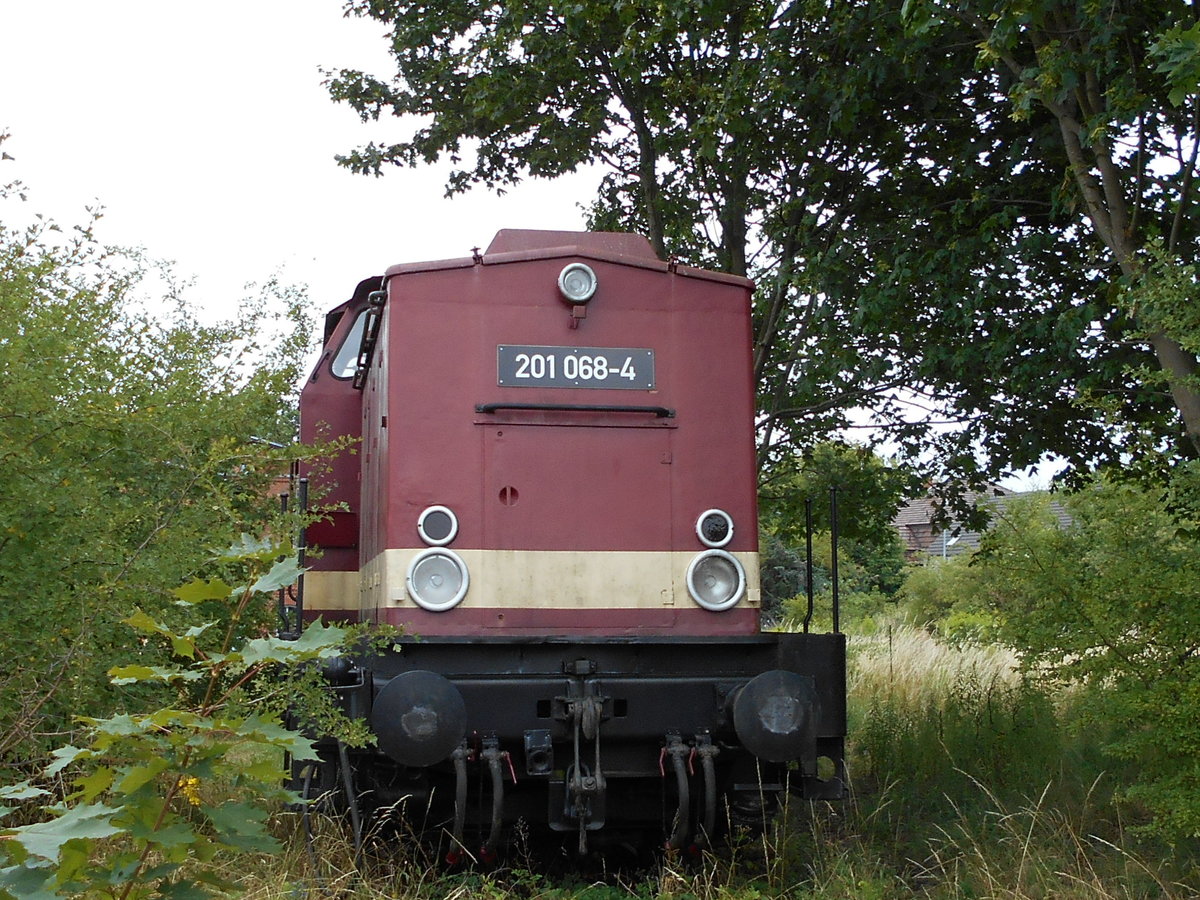 Vor dem Eisenbahnhotel in Meyenburg stand die 201 068,am 14.Juli 2018,etwas versteckt.