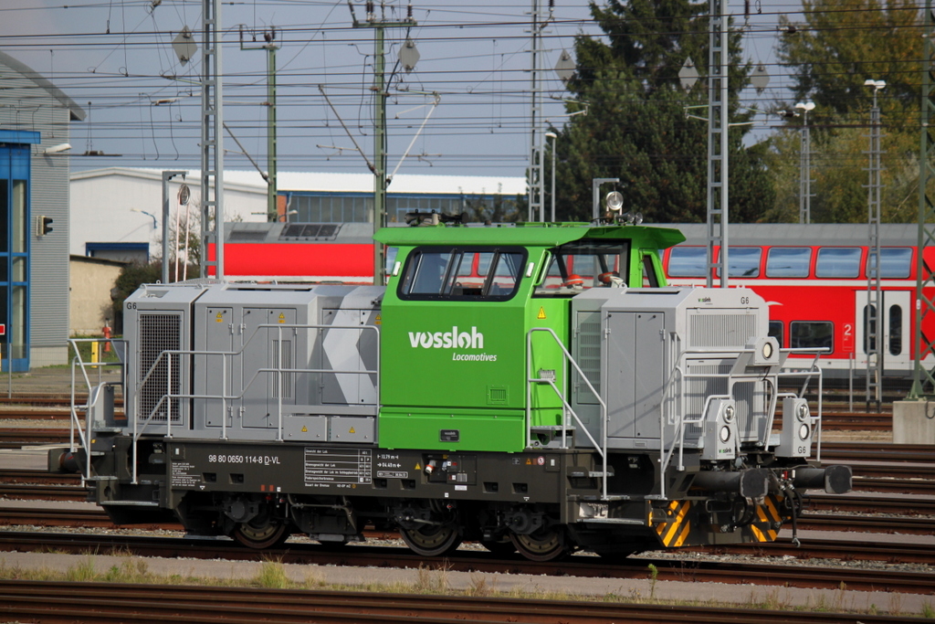 Vossloh-Lok G6(650 114-8)stand am 13.10.2013 einsam und verlassen im
BW Rostock Hbf rum.