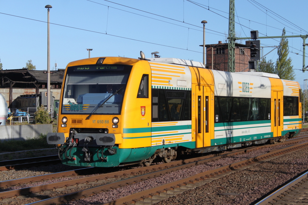 VT 650.88 als RB 13(68971) von Rehna nach Parchim bei der Einfahrt im Schweriner Hbf.29.09.2018