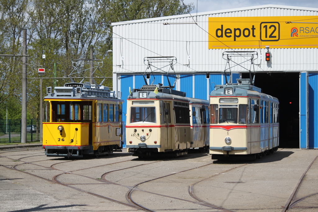 Wagen 26, Lowa Wagen 46 und Gelenktriebwagen des Typs G4 haben am Mittag in Rostock-Marienehe die Sonne genoen.04.05.2019