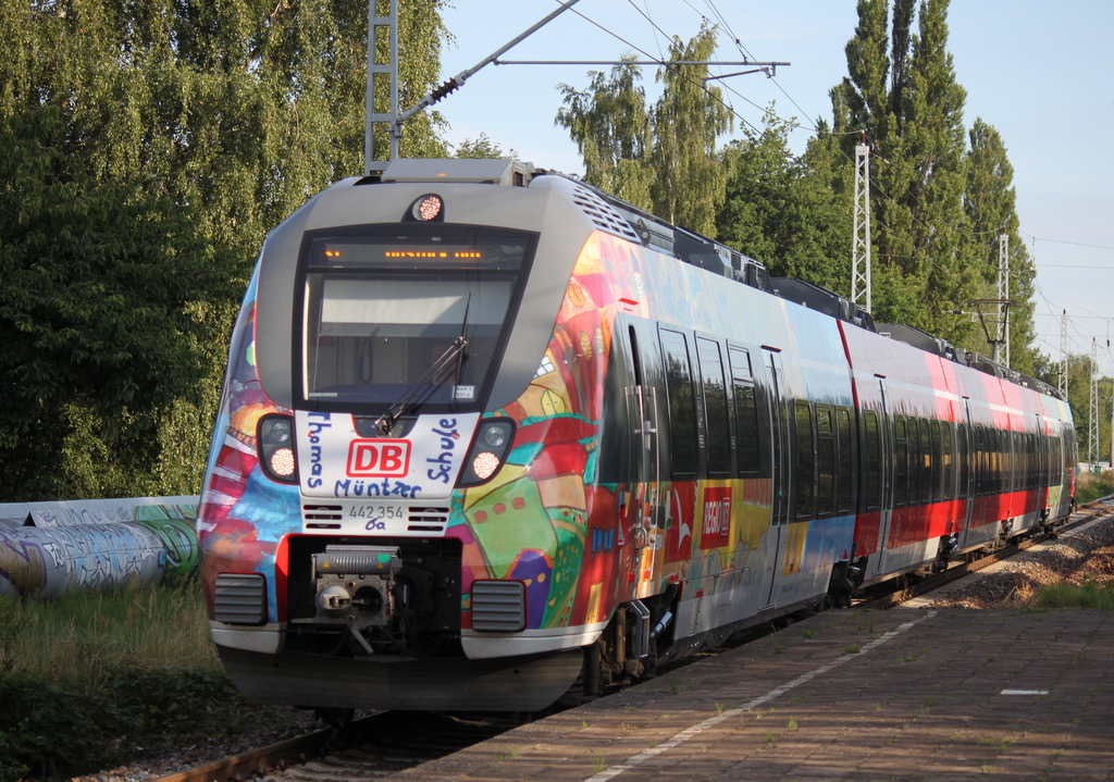 Werbehamster 442 354-7 als S1 von Warnemnde nach Rostock Hbf bei der Einfahrt im Haltepunkt Rostock-Holbeinplatz.24.07.2015
