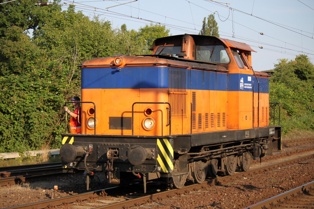 Werklok 1(Verl.WRS bis 04.07.2015)der Firma Rostocker Fracht-und Fischereihafen GmbH klapperte am 18.07.2014 im Bahnhof Rostock-Bramow vorbei.