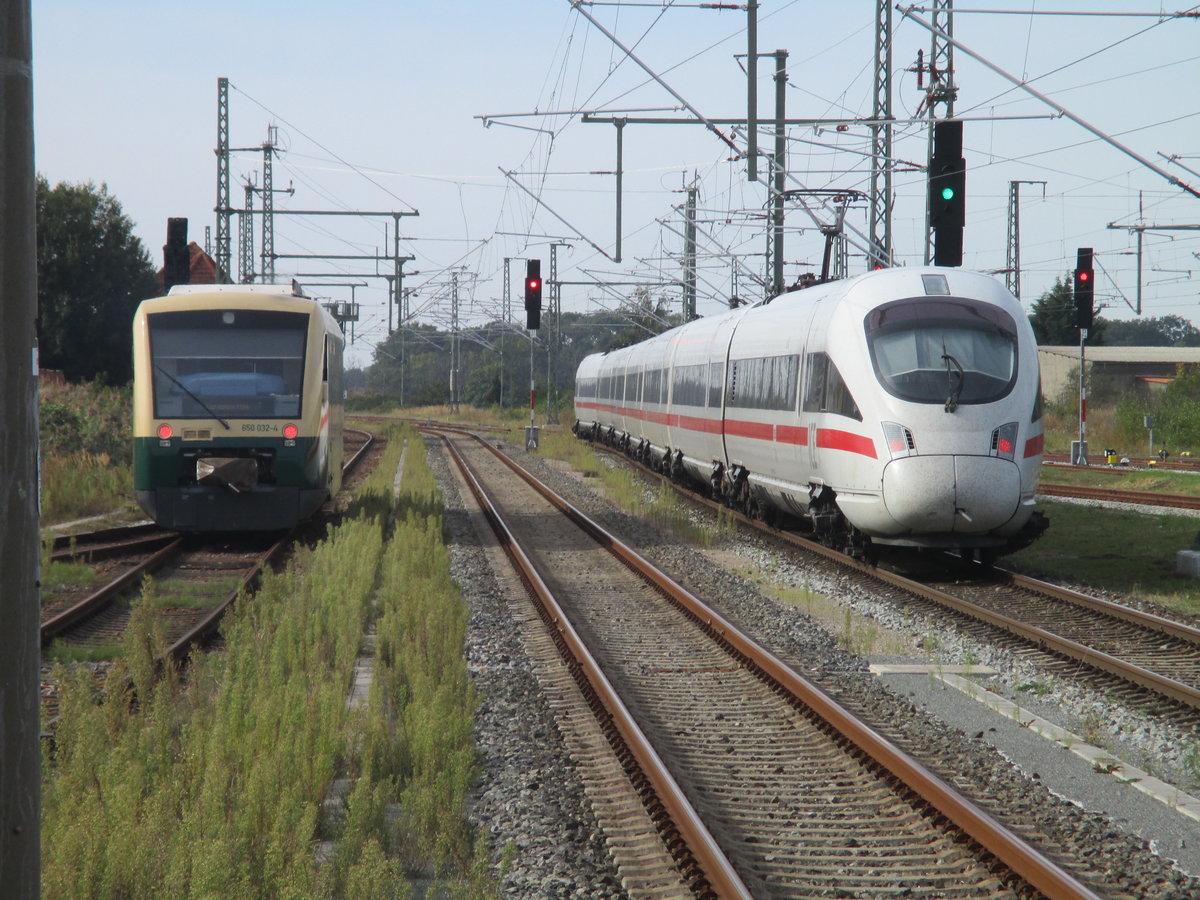 Wettfahrt zwischen dem PRESS 650 032 und dem ICE-T 4011 092,am 19.September 2020,bei der Ausfahrt aus Bergen/Rgen.