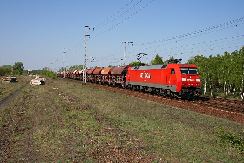 Railion 152 062-6 kommt mit vierzig Tds-Wagen zum Signal (DB Schenker Rail Deutschland AG, gesichtet Berlin Wuhlheide 25.04.2009).