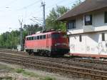 115 350 fhrt am 21.Mai 2011 am ehmaligen Fahrdienstleiterstellwerk von Binz vorbei zum EC 379.