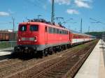 BR 110 Kasten-110 200 vor ihren Stammzug dem EC 379 Binz-Brno den Sie bis Stralsund bringen wird und am Abend den Gegenzug EC 378 Wien-Binz bis Binz bringen wird.Hier beim Halt im sonnigen Bergen/R�gen. 