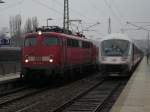 BR 115 Bei str�menden Regen am 27.M�rz 2010 in Bergen/R�gen aufgenommen 115 350 mit dem EC Binz-Brno und auf dem Nachbargleis IC Hannover-Binz.
