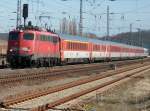 BR 115 115 350 und der EC 379 Binz-Brno am 02.April 2010 in seiner ganzen L�nge bei der Ausfahrt aus Bergen/R�gen.