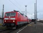 BR 120 120 203-5 mit RE 4306 von Rostock nach Hamburg Hbf kurz nach der Ankunft im Bahnhof Bad Kleinen.19.12.2011