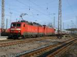 BR 120 120 118-5 leistete der 101 092-5 und dem Steuerwagen vom IC 2213 Binz-Stuttgart am 15.Januar 2012 beim Verlassen von Bergen/R�gen Vorspann.